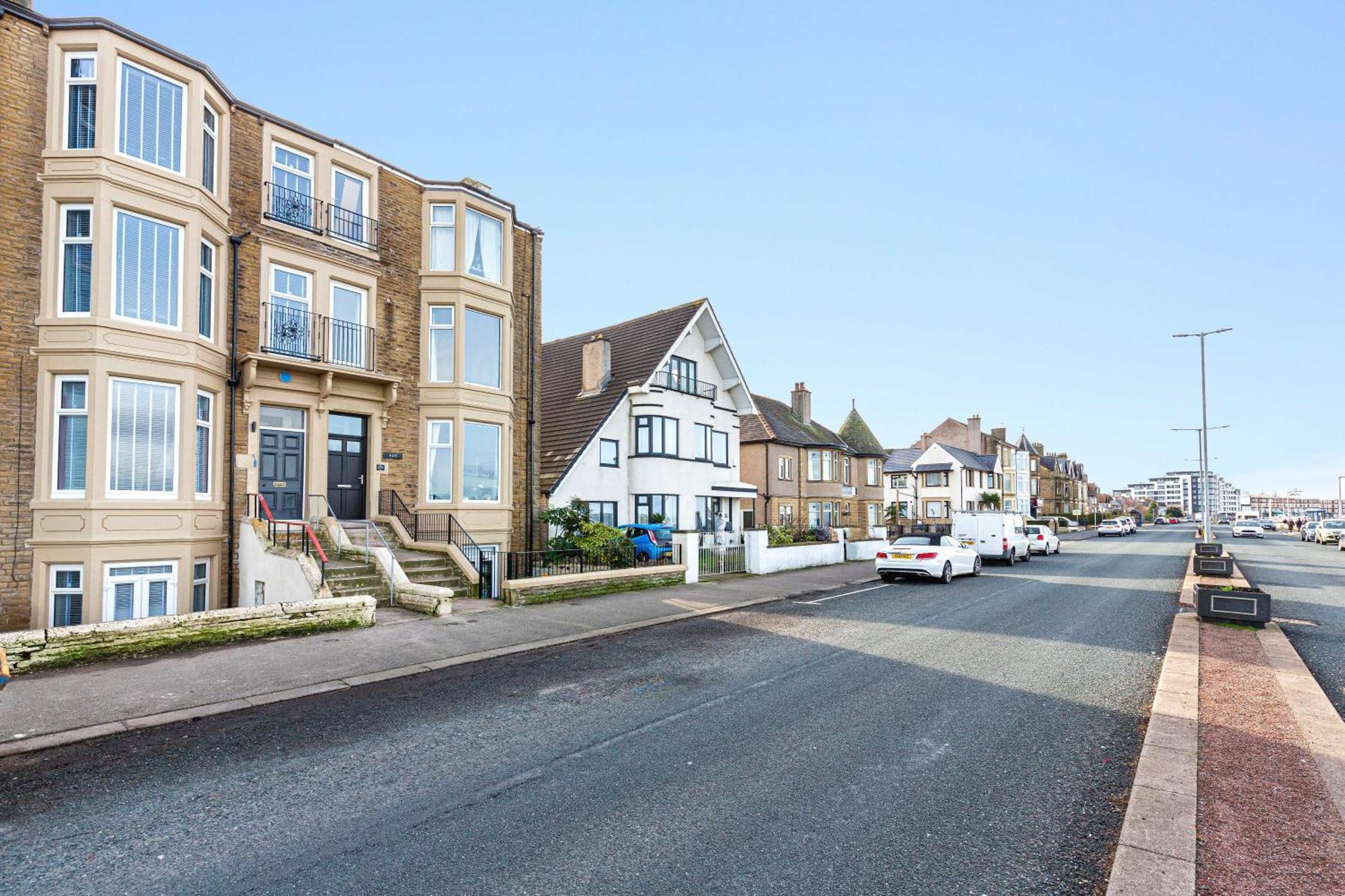 Stylish Seafront - Sleeps 6 - Gateway To The Lakes Apartment