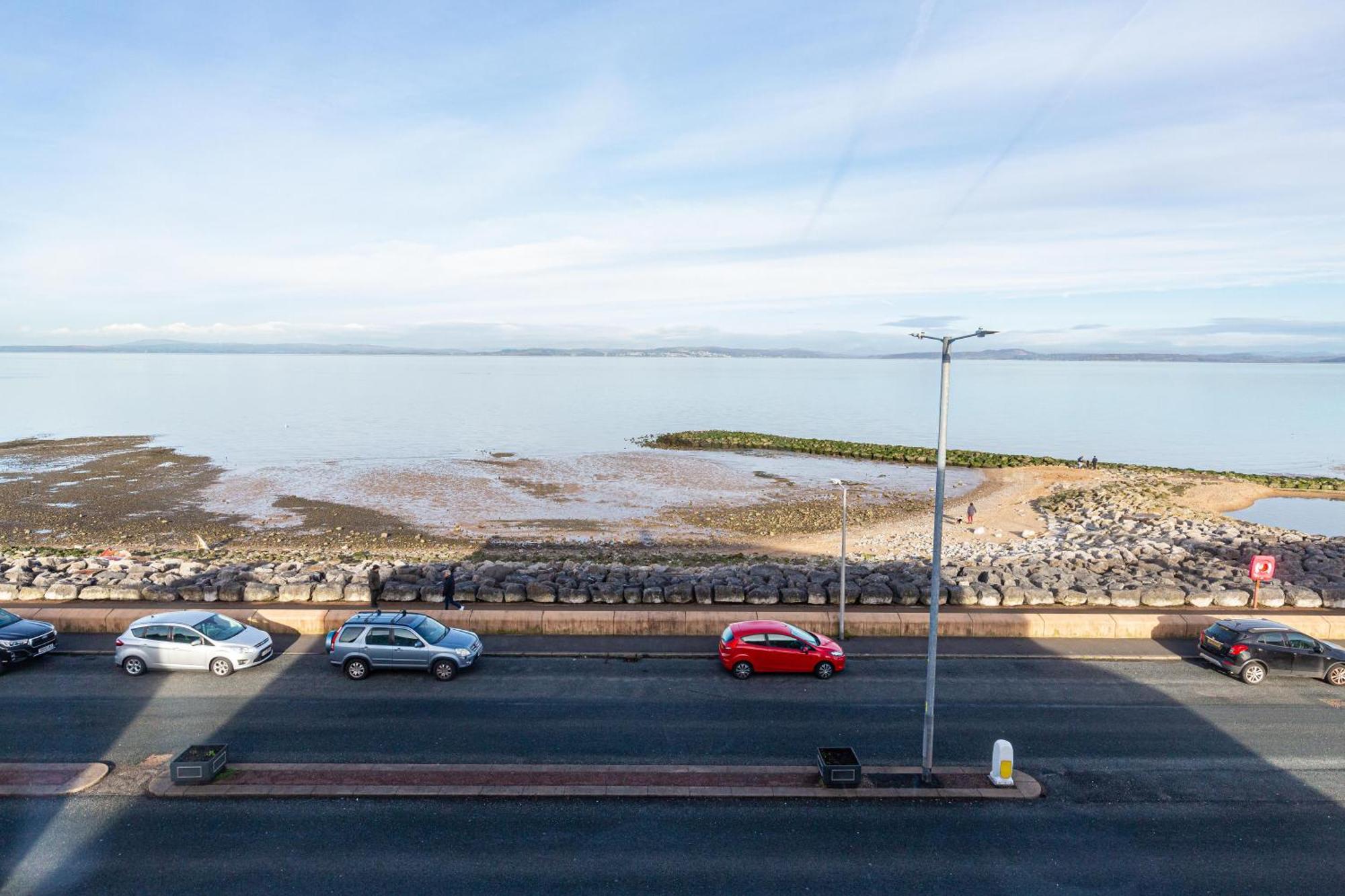 Stylish Seafront - Sleeps 6 - Gateway To The Lakes Apartment Morecambe